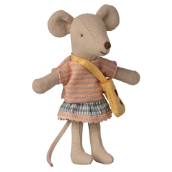 Kleine Schwester Maus mit Tasche